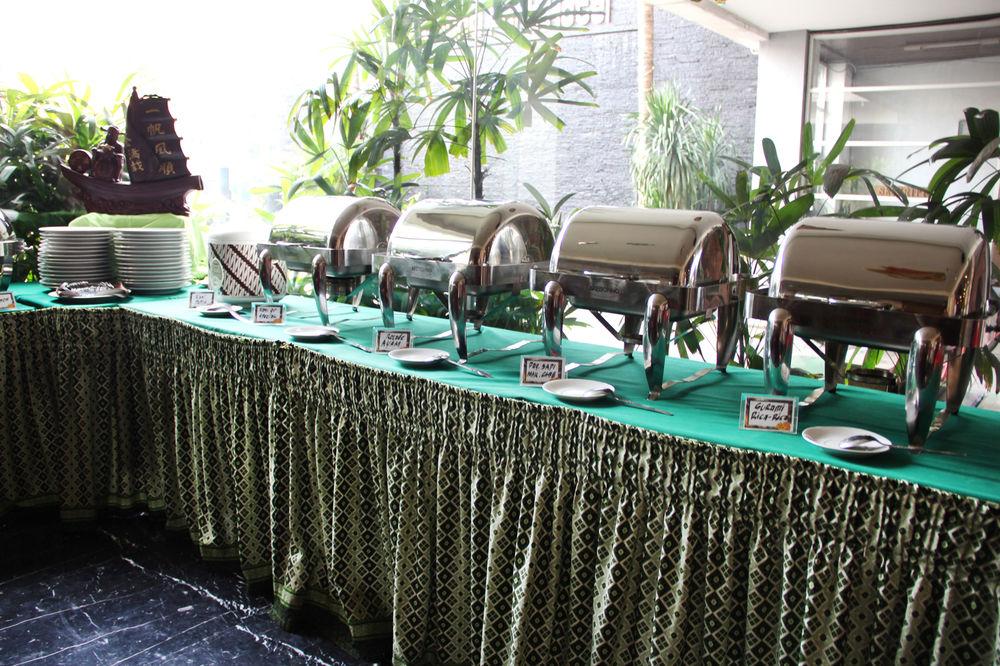 New Grand Park Hotel Surabaya Exteriör bild