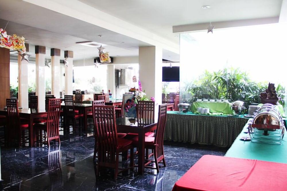 New Grand Park Hotel Surabaya Exteriör bild