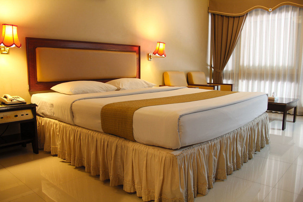 New Grand Park Hotel Surabaya Exteriör bild