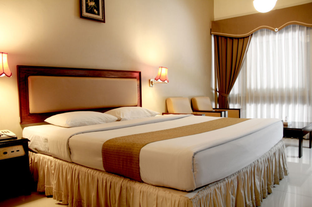 New Grand Park Hotel Surabaya Exteriör bild