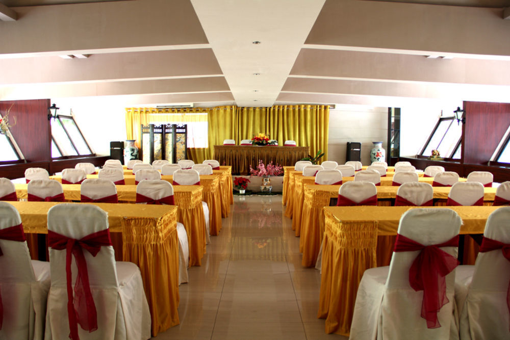New Grand Park Hotel Surabaya Exteriör bild