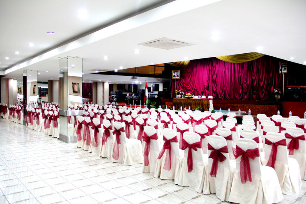 New Grand Park Hotel Surabaya Exteriör bild