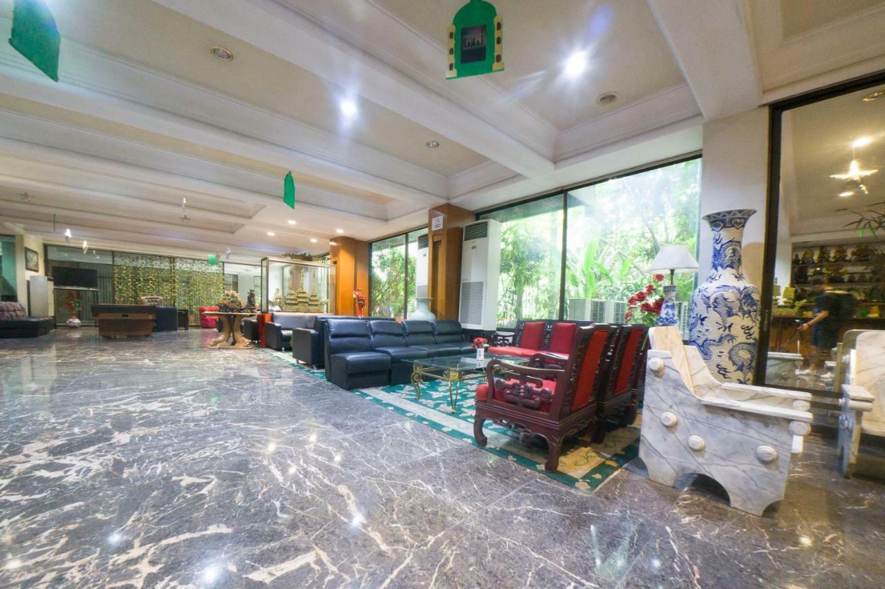 New Grand Park Hotel Surabaya Exteriör bild