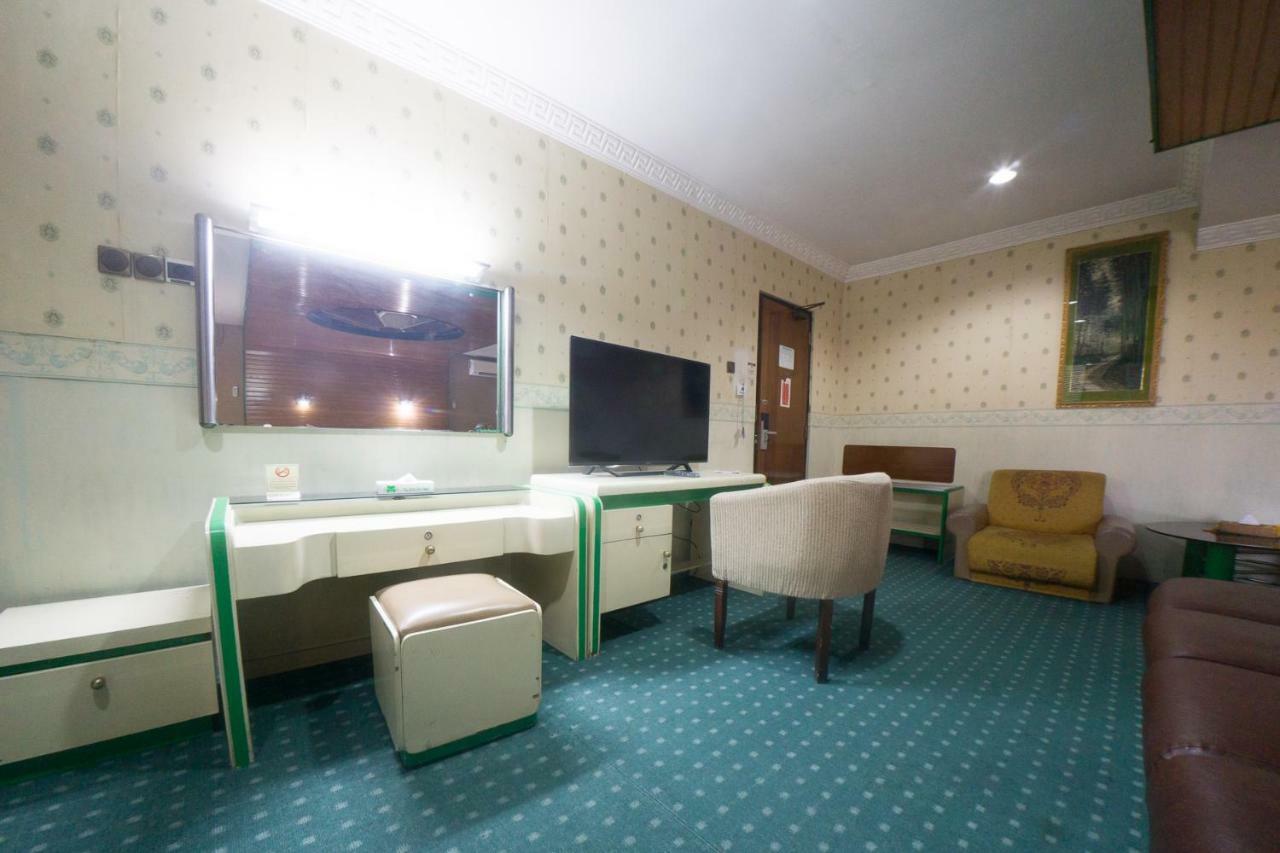 New Grand Park Hotel Surabaya Exteriör bild