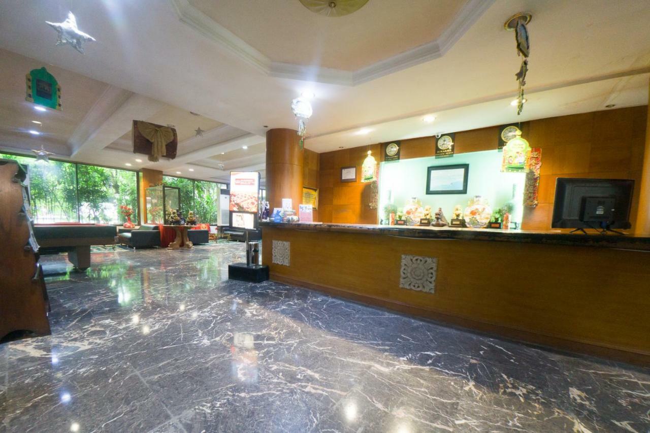 New Grand Park Hotel Surabaya Exteriör bild