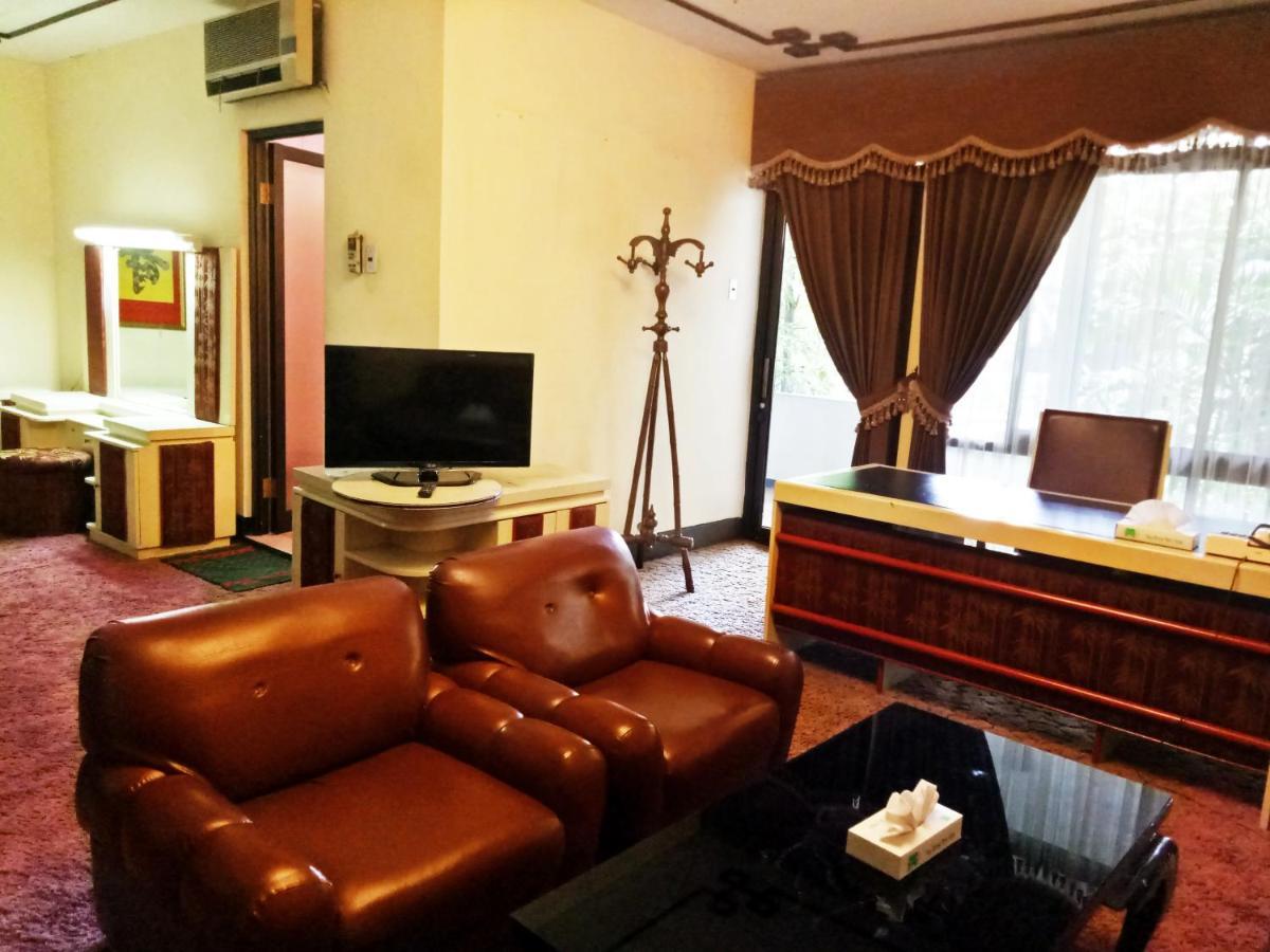New Grand Park Hotel Surabaya Exteriör bild