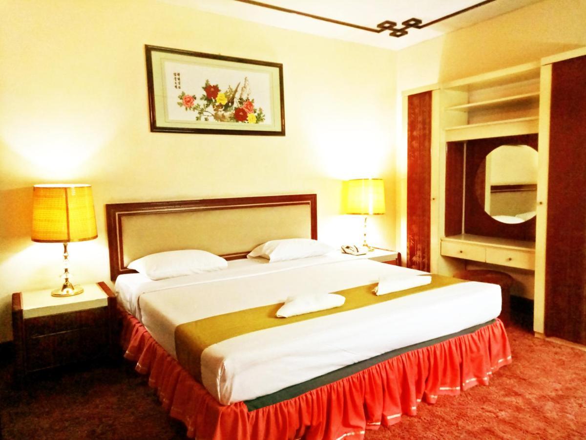 New Grand Park Hotel Surabaya Exteriör bild