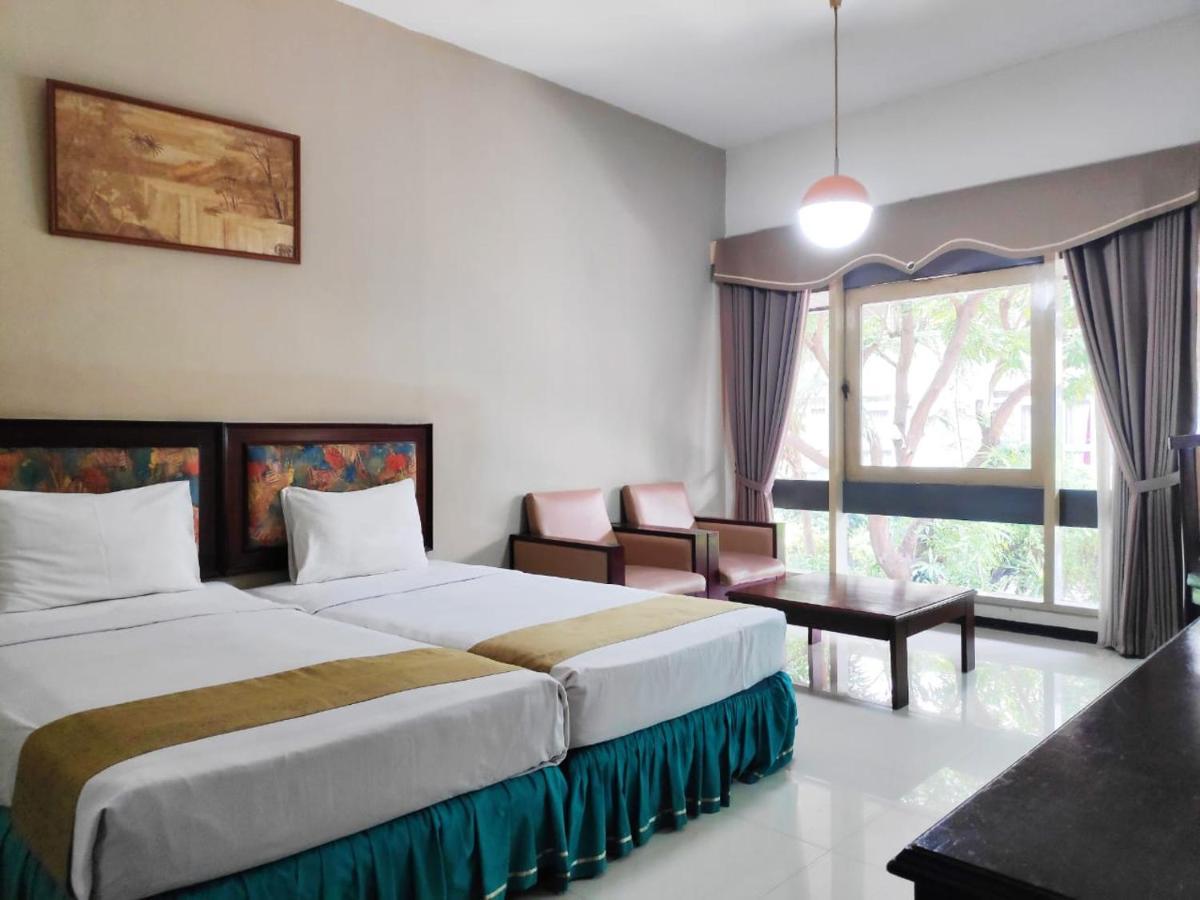 New Grand Park Hotel Surabaya Exteriör bild
