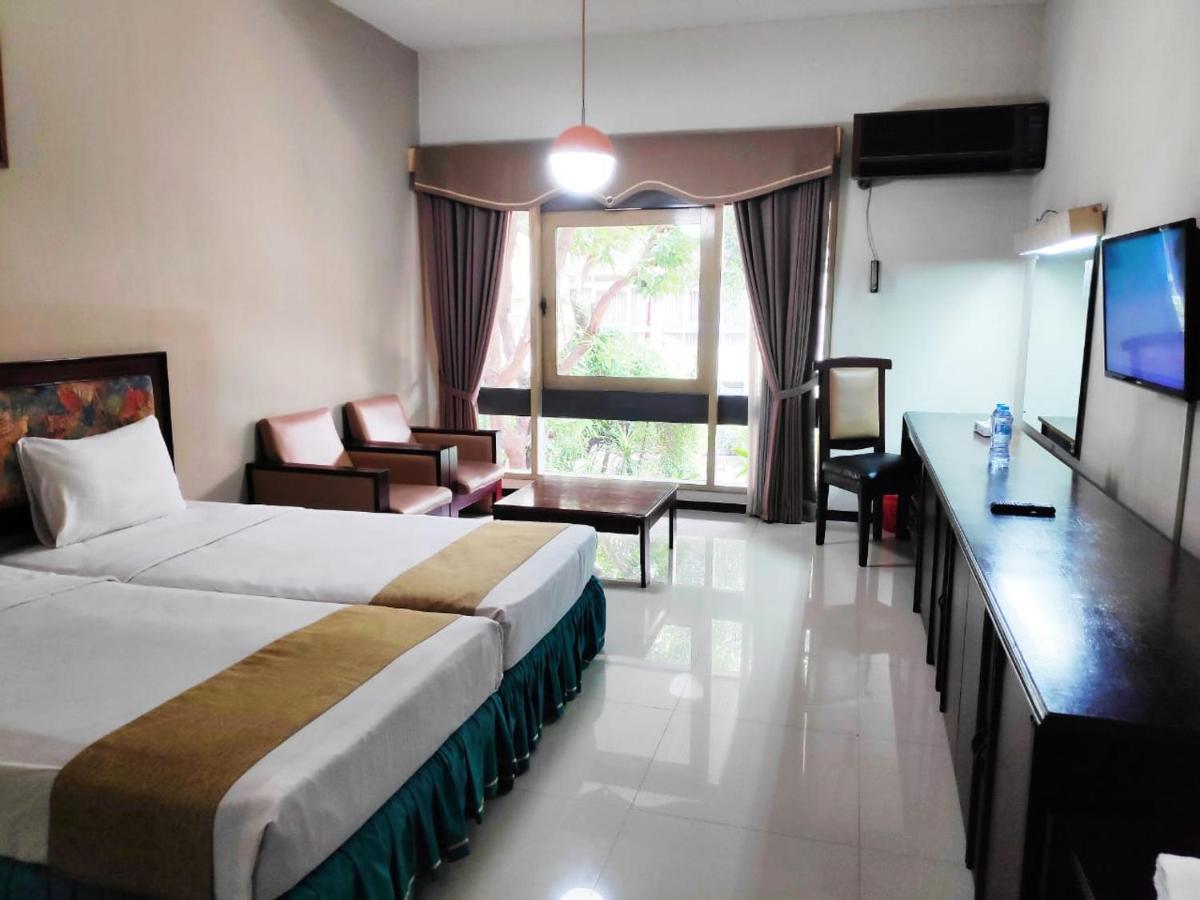 New Grand Park Hotel Surabaya Exteriör bild